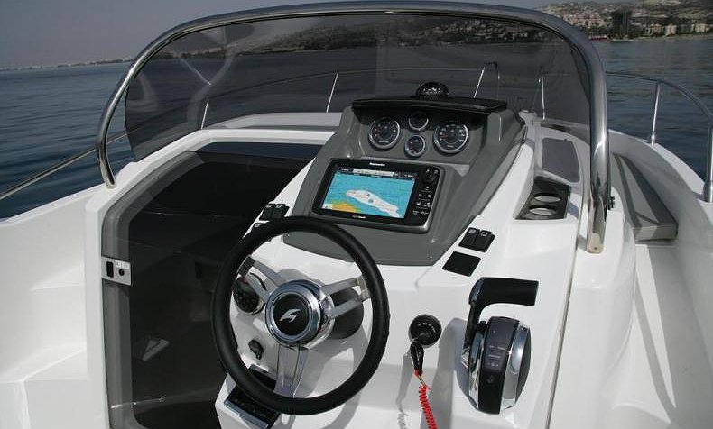 KARNIC SL 702 di Lizard Boats a Ibiza