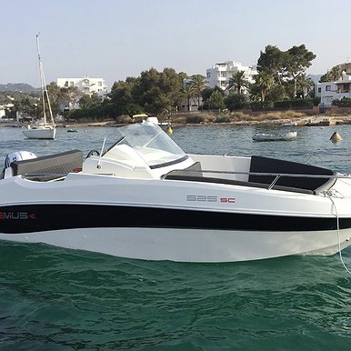 REMUS 525 di Lizard Boats a Ibiza