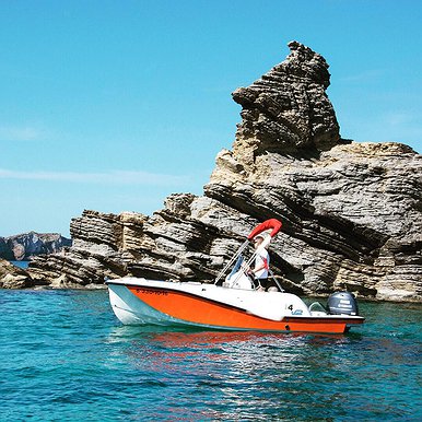 V2 5.0 di Lizard Boats a Ibiza