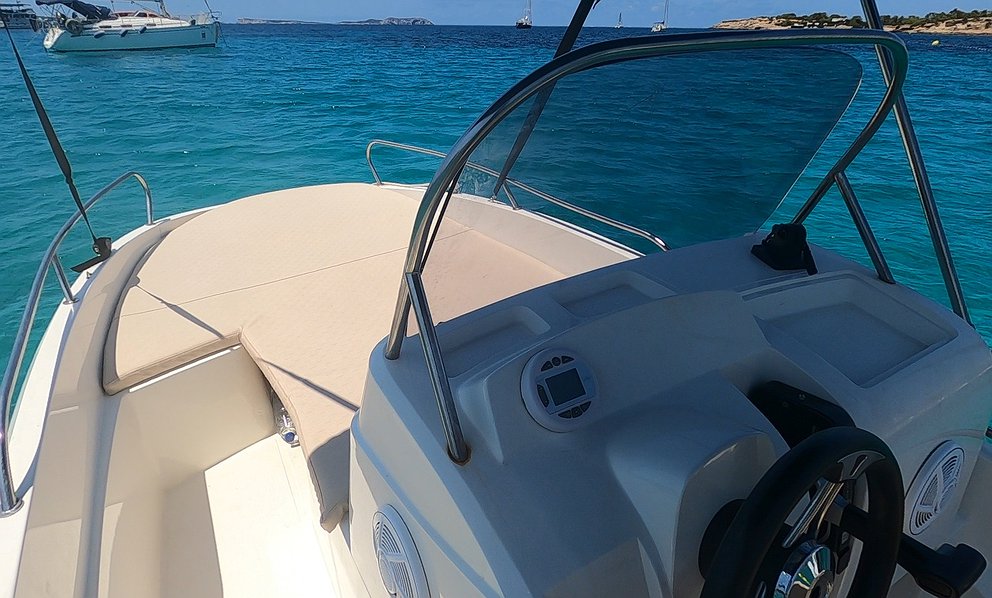 REMUS 450 di Lizard Boats a Ibiza