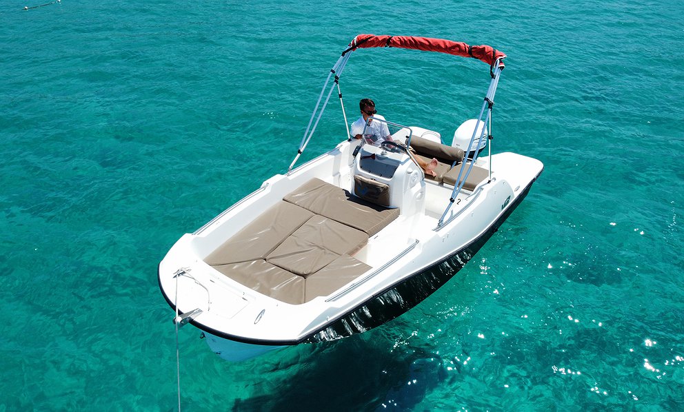 V2 5.0 di Lizard Boats a Ibiza