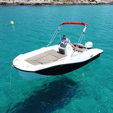 V2 5.0 di Lizard Boats a Ibiza